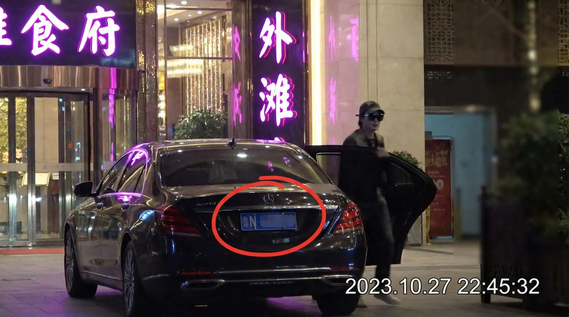 黑料不打烊-黑料最新爆料吃瓜与明星精选黑料|黑料网 - 豪车餐厅外偷拍